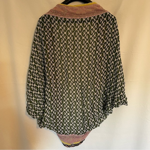 Simple patterned shrug - Picture 2 of 2
